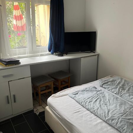 Kerti Franciaagyas Apartman Vac Luaran gambar