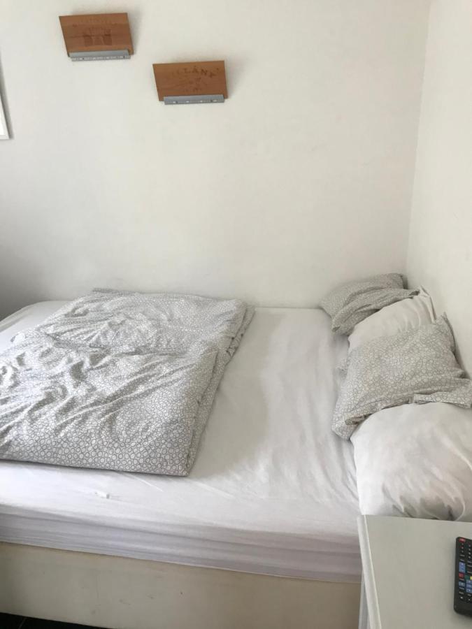 Kerti Franciaagyas Apartman Vac Luaran gambar